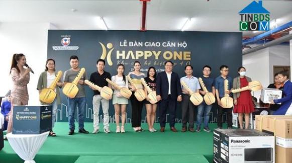 Chủ đầu tư Vạn Xuân Group trao chìa khóa cho cư dân Happy One Phú Hòa.