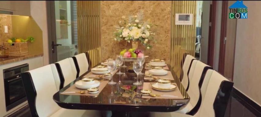 Bếp và bàn ăn được bố trí cạnh loga phụ, giúp căn hộ bớt bị ám mùi khi nấu nướng, ăn uống