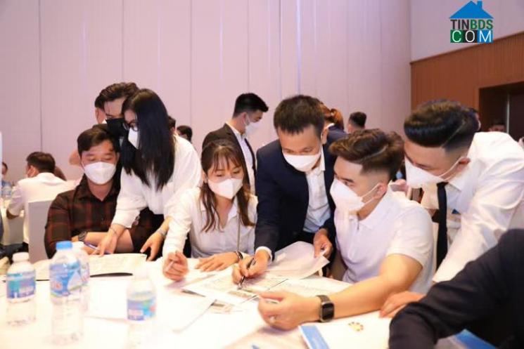 Nhiều khách hàng đến từ rất sớm để được tư vấn và chọn căn thích hợp trước thềm sự kiện mở bán