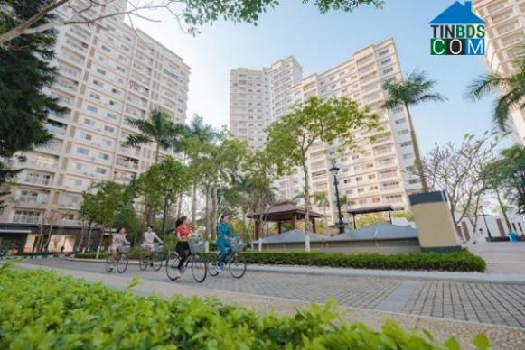 Không gian xanh được bố trí bao quanh toàn bộ khuôn viên Essensia nhằm hướng tới không gian sống lý tưởng dành cho cư dân.