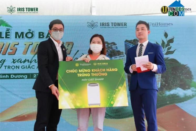 Khách hàng may mắn trúng thưởng phần quà giá trị cùng Iris Tower