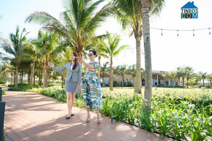 Nữ nghệ sỹ ấn tượng và thích thú với mô hình HomeResort