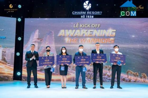 Ông Phạm Tôn Quyền - Tổng giám đốc Vạn Thổ Land trao thưởng cho các “chiến binh