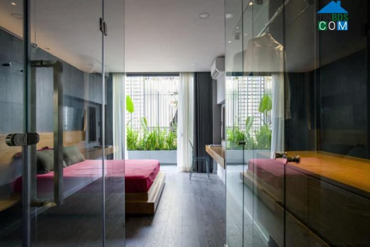 Phòng ngủ và phòng tắm chính ở tầng hai được đưa ra phía trước với hệ vách kính lớn.