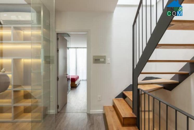 Phía sau đó là phòng làm việc có ánh sáng dịu mát từ ô giếng trời.