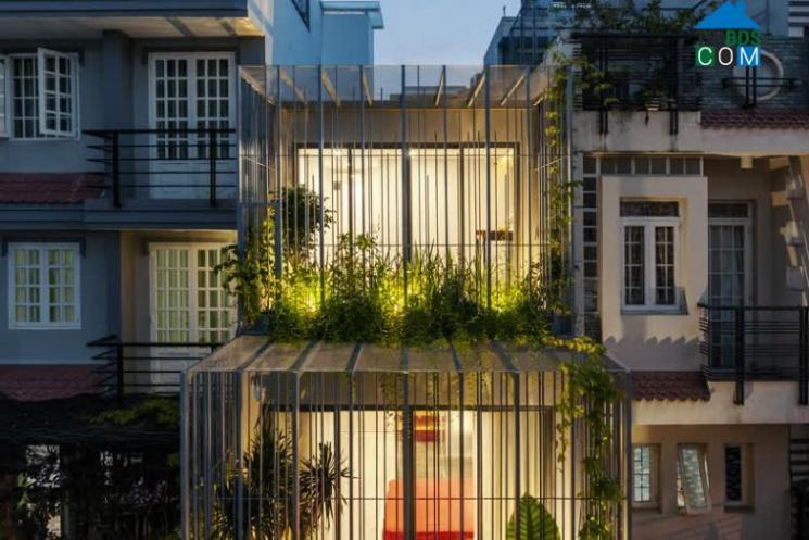 Tầng ba được thiết kế lùi về 2m so với tầng hai, dùng để bố trí phòng ngủ thứ hai, phòng tắm và phòng thờ.