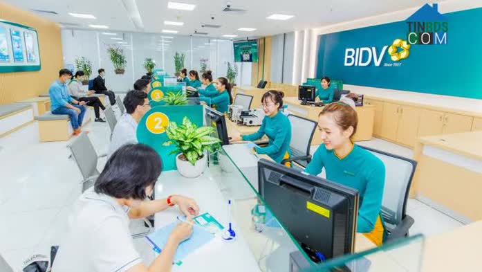 Thủ tướng yêu cầu các ngân hàng cần áp dụng nhiều biện pháp để giảm lãi suất vay hỗ trợ thị trường phục hồi.