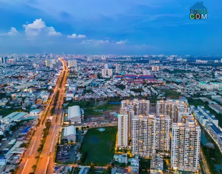 Góc nhìn trên cao từ Akari City hướng về trung tâm thành phố sôi động.