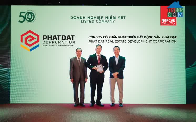 Đại diện Phát Đạt trong Lễ vinh danh TOP50 Doanh nghiệp phát triển bền vững 2022.