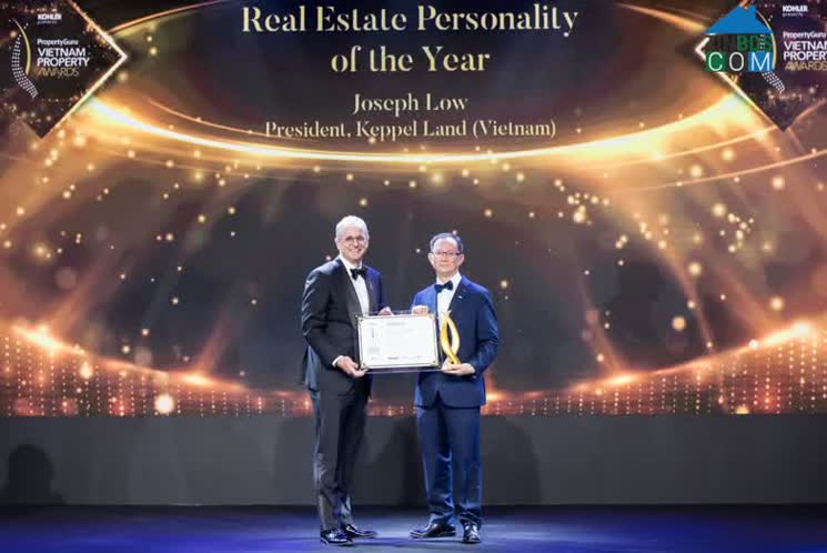 Ông Joseph Low (phải), Chủ tịch Keppel Land Việt Nam, nhận giải thưởng Nhân vật bất động sản của năm tại