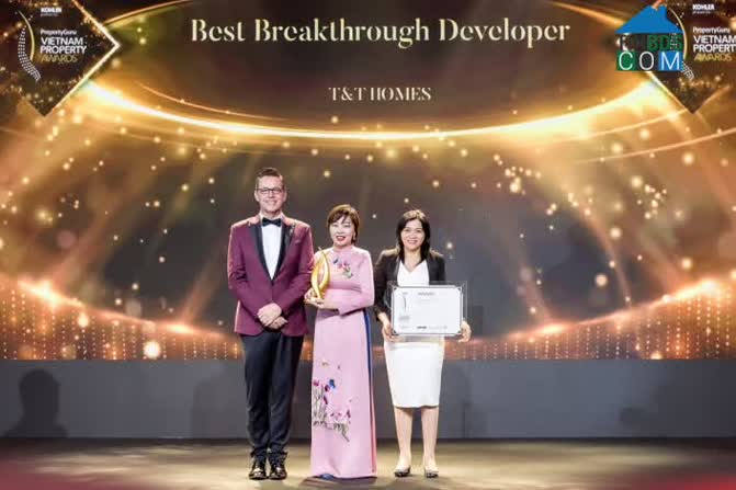 Bà Bùi Thị Minh Tâm - Tổng Giám đốc T&T Homes (giữa) nhận Giải thưởng “Nhà phát triển bất động sản đột phá nhất Việt Nam 2022”