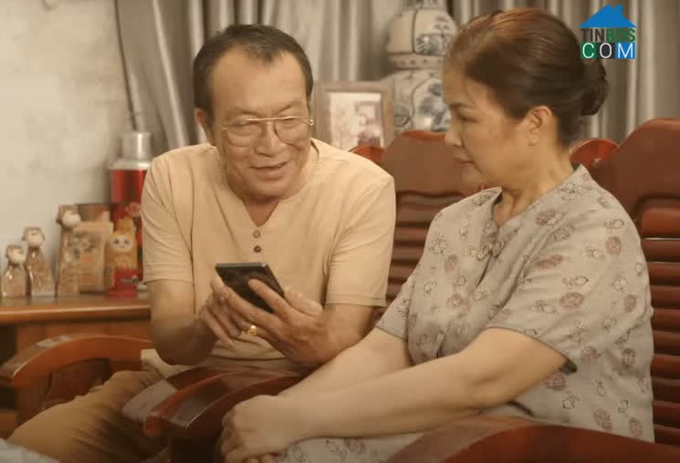 Tìm kiếm BĐS online là thói quen của nhiều người Việt, kể cả những người lớn tuổi như ông bà Lan.