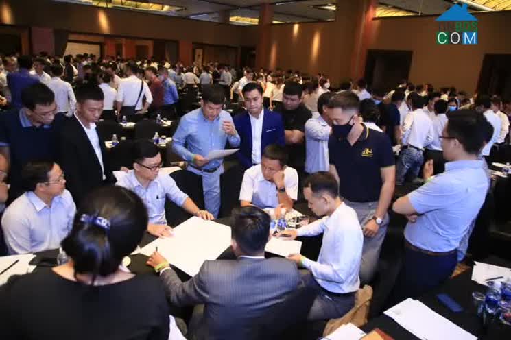 Các nhà môi giới, kinh doanh BĐS trao đổi kinh nghiệm trong một buổi đào tạo của Tinbds.COM