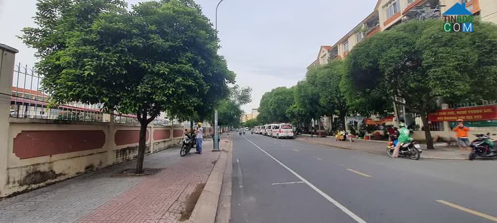 Quận 10 có nhiều tuyến đường rộng, đẹp, nhiều cây xanh nhưng có rất ít dự án chung cư. Giá chung cư quận 10 còn khá mềm so với lợi thế về vị trí và tiềm năng kinh tế của quận