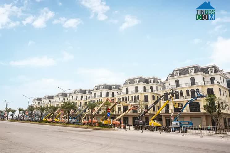 Công trường “Siêu quần thể đô thị biển” 1.200ha của Vinhomes vẫn đang tấp nập đêm ngày, diện mạo của một trung tâm mới phía Đông Thủ đô cũng đang dần hiện lên rõ nét.