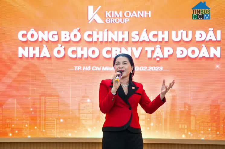 Bà Đặng Thị Kim Oanh - Chủ tịch HĐQT kiêm Tổng Giám đốc Kim Oanh Group - công bố chính sách hỗ trợ nhà ở cho nhân viên Tập đoàn