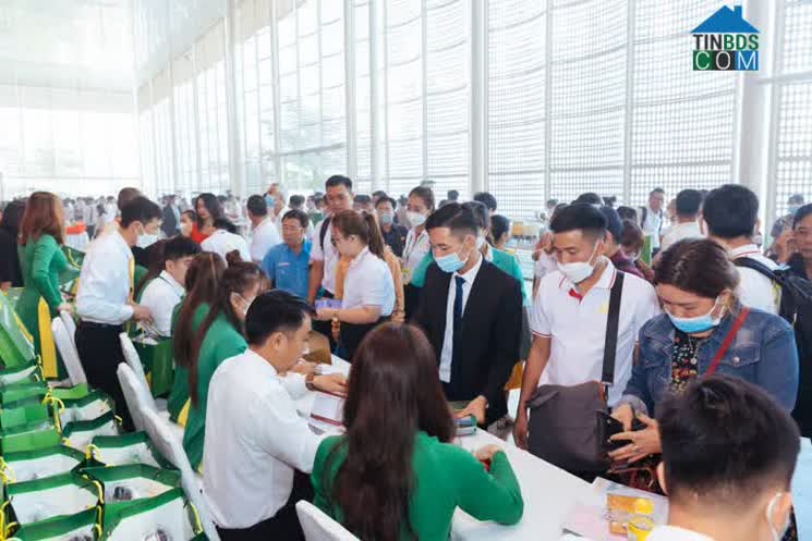 Đông đảo khách hàng tìm hiểu thông tin một dự án mới tại Bến Cát.