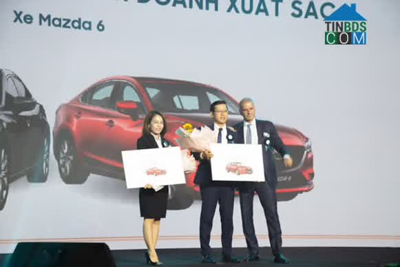 Giai đoạn 1 của dự án, 2 chuyên viên tư vấn cấp cao của Thủ Thiêm Real đã vinh dự nhận được giải thưởng best seller là xe ô tô Mazda 6 từ chủ đầu tư. Ảnh: TTR