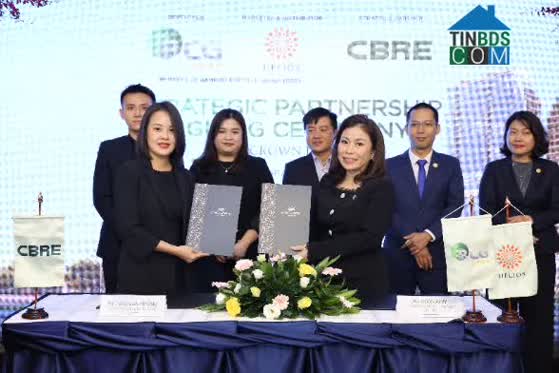 Khoảnh khắc ký kết đáng nhớ của sự kiện giữa Tổng đại ký tiếp thị phân phối Helios và các đơn vị đại lý chiến lược.