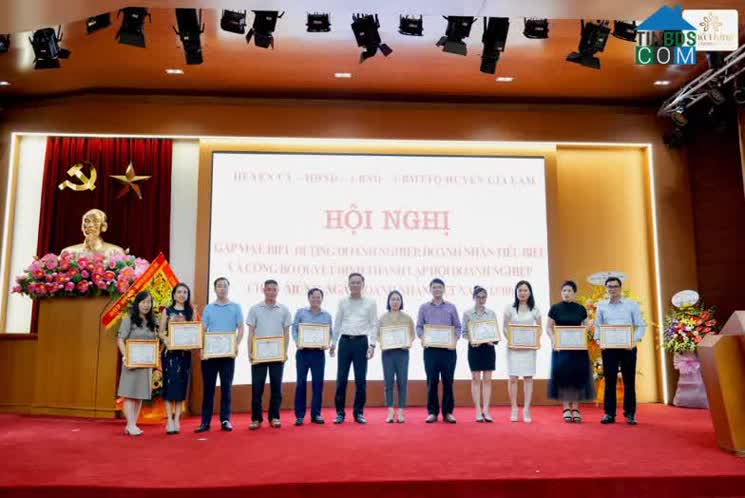 Phú Hưng Property đứng top đầu đơn vị tiêu biểu trong hơn 8.000 doanh nghiệp, hộ kinh doanh trên địa bàn huyện Gia Lâm.