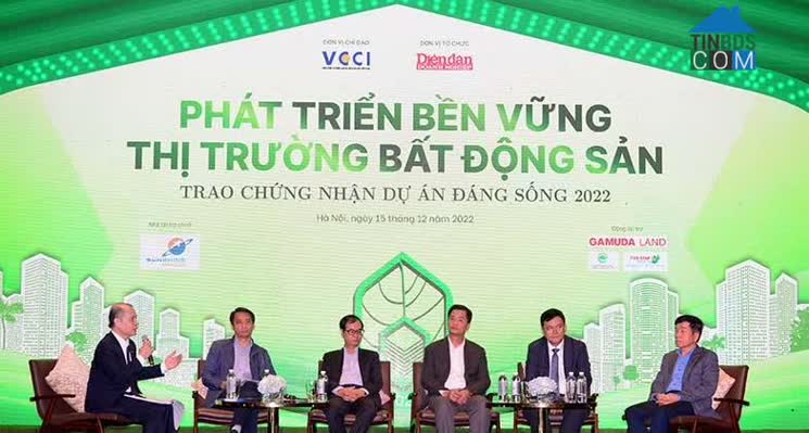 Các diễn giả thảo luận sôi nổi tại diễn đàn về các giải pháp tháo gỡ cho thị trường BĐS