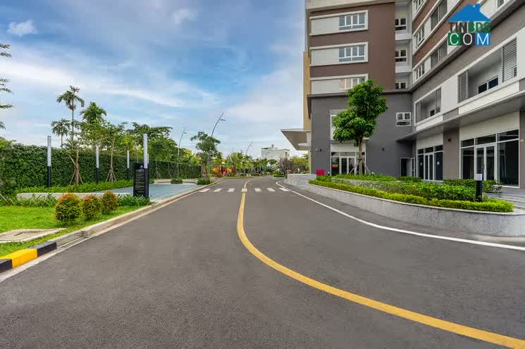 Lối đi xung quanh tòa nhà