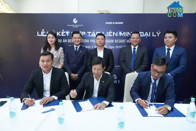 Các đại diện đơn vị đại lý tiến hành ký kết