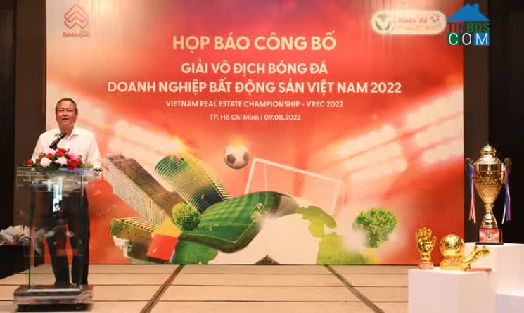 Đại diện Liên đoàn bóng đá TP.HCM phát biểu tại buổi ra mắt giải VREC 2022