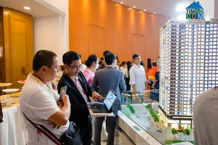 Ảnh Nhiều Ngân Hàng Tăng Lãi Suất, Người Mua Nhà Lo Lắng