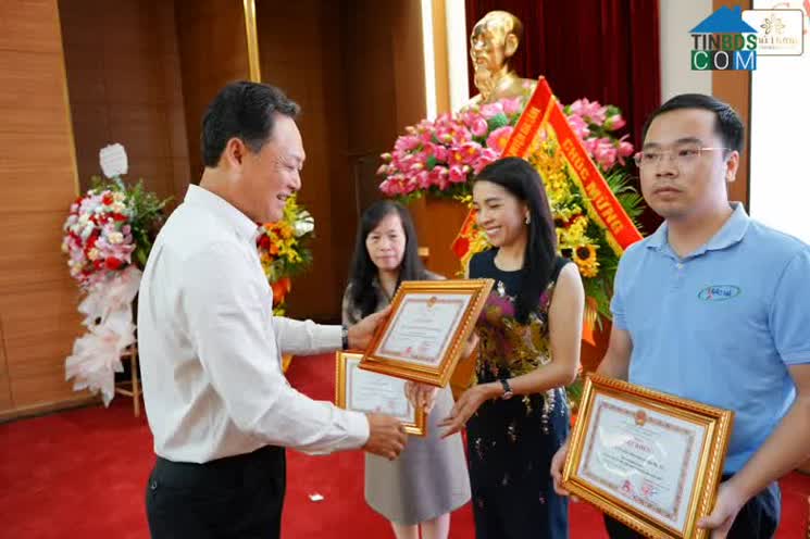 Ảnh Phú Hưng Property Nhận Bằng Khen Của Chủ Tịch UBND Huyện Gia Lâm