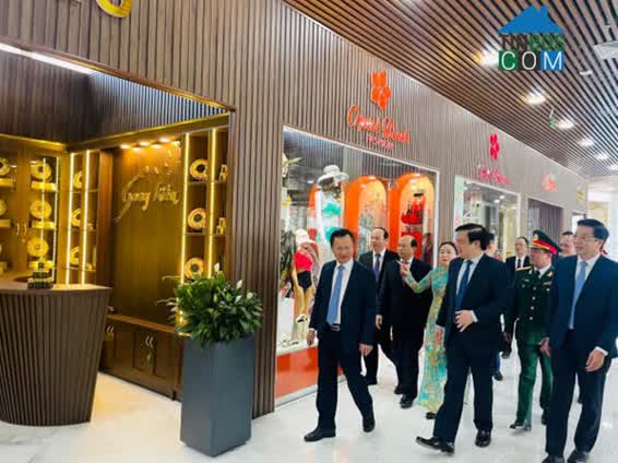 Các vị quan khách tham quan các gian hàng kinh doanh của Công ty cổ phần du lịch Crystal Holidays tại Cảng Quốc tế Ao Tiên Vân Đồn