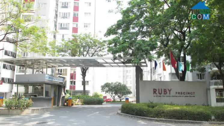 Cổng vào công viên Celadon City qua khu Ruby, đường Bờ Bao Tân Thắng