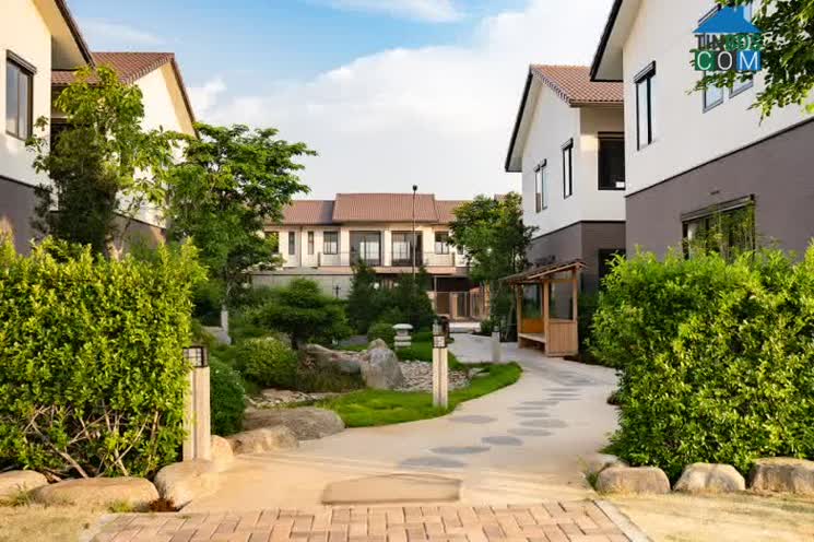 Tại Waterpoint, mảng xanh len lỏi vào từng phân khu, từng ngôi biệt thự