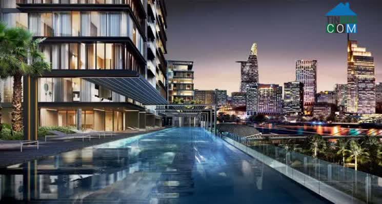 Hồ bơi tràn bờ dài 50m, có view nhìn thẳng ra sông Sài Gòn và tòa nhà Bitexco Sài Gòn.