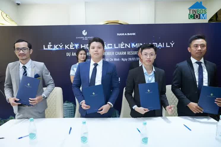 Các đại diện đơn vị đại lý tiến hành ký kết