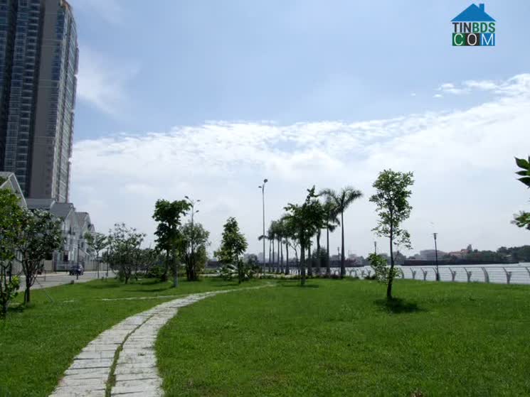 Công viên nội khu Saigon Pearl nằm ven sông Sài Gòn