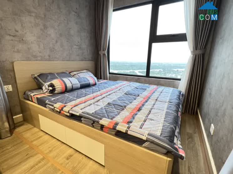 Giường ngủ view sông là nơi chị Thảo tâm đắc nhất trong căn hộ.