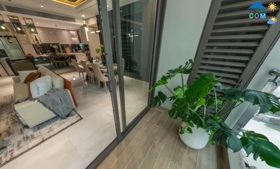 Ban công rộng với view sông rất thoáng mát