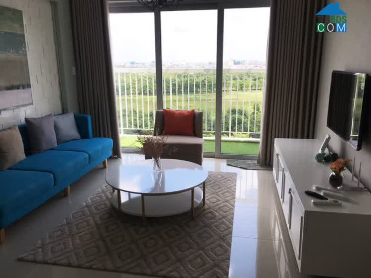 Căn hộ khu Ruby Celadon City với phòng khách nhìn ra công viên trung tâm