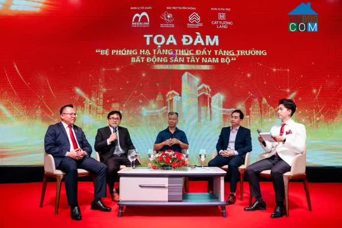 Hội thảo có sự tham luận của các diễn giả, chuyên gia kinh tế – tài chính – bất động sản