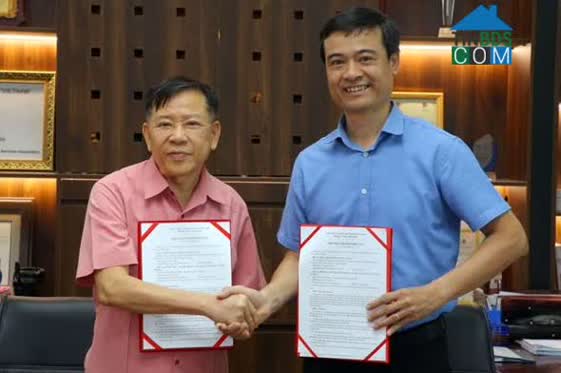 TS. Nguyễn Văn Khôi, Chủ tịch Hiệp hội Bất động sản Việt Nam ký văn bản thỏa thuận với TS. Dương Thanh An, Hiệu trưởng Trường Đào tạo, bồi dưỡng cán bộ tài nguyên và môi trường.