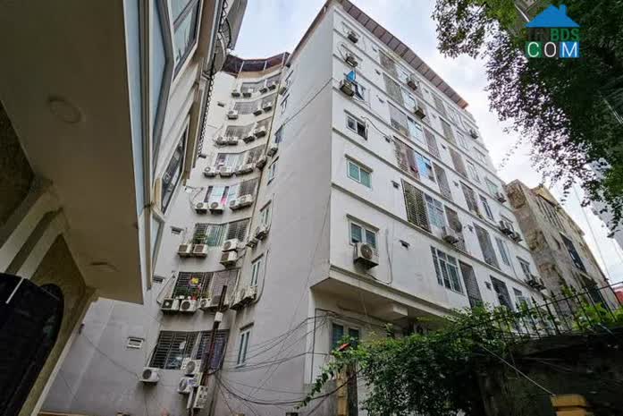 Với diện tích nhỏ, nằm ở các quận trung tâm Hà Nội, tổng giá thành rẻ, chung cư mini là lựa chọn của nhiều người thu nhập thấp cả trên cả thị trường mua bán và cho thuê