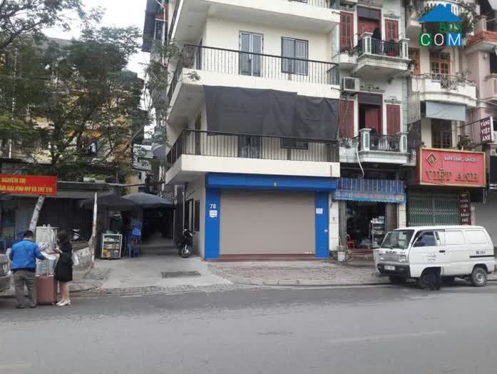 Một khách hàng cắt băng rôn nhận nhà tại dự án Masteri West Heights.