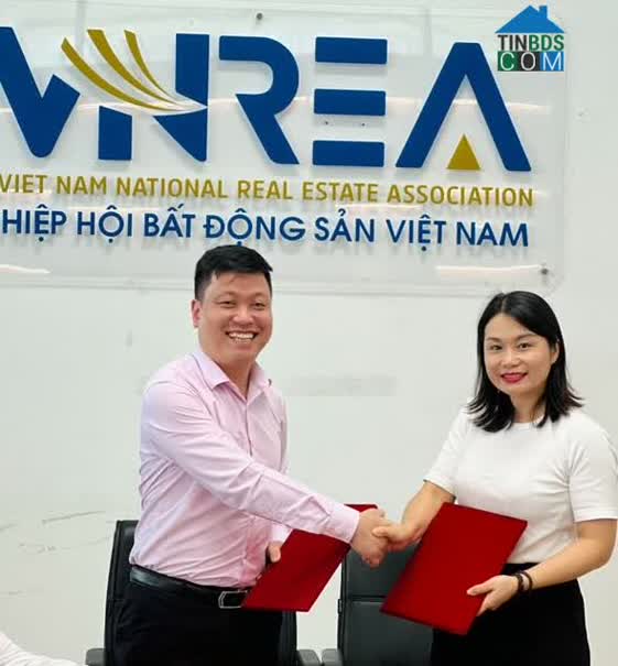 Bà Nguyễn Thi Dung, Giám đốc Trung Tâm Phát triển Bất động sản ký thỏa thuận hợp tác với TS. Nguyễn Bình Minh, Giám đốc Trung tâm Hợp tác và Phát triển nhân lực.