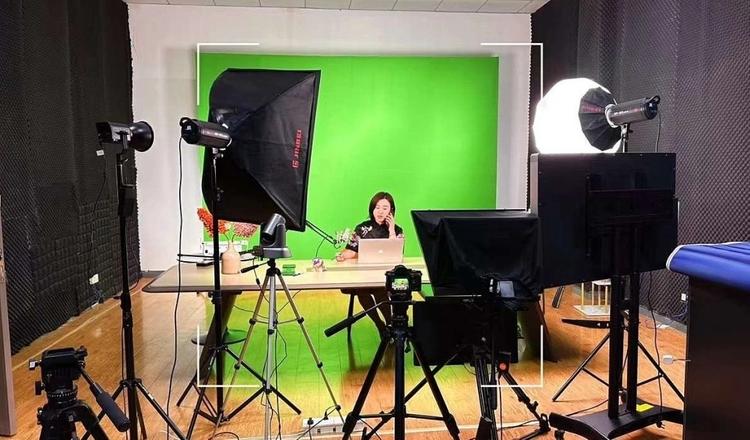 Ảnh Bất Động Sản Đẩy Mạnh Livestream Bán Hàng