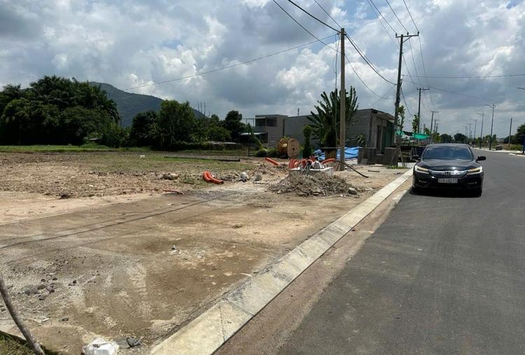 Ảnh Đất Nền Các Khu Vực Ven TP.HCM Tiếp Tục Tăng Giá Sau Sáp Nhập