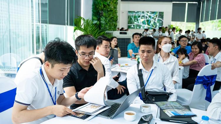 Ảnh Thị Trường Bất Động Sản Sôi Động, Các Sàn Giao Dịch Đẩy Mạnh Tuyển Quân