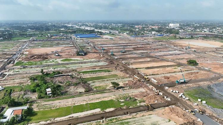 Ảnh Ông Lớn Trên Thị Trường Địa Ốc: Người Vào Nam, Kẻ Ra Bắc