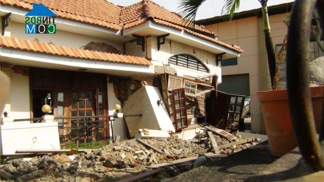Ngôi nhà đang nâng nền bị đổ sập (ảnh: Hải Hiếu)