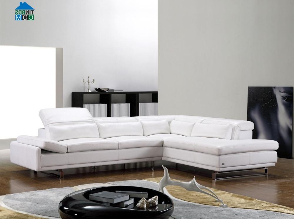 Phòng khách rộng rãi hơn với ghế sofa chữ L màu trắng